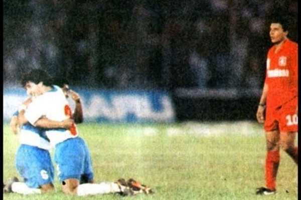 La UC terminó abrazándose en el Pascual Guerrero de Cali celebrando la clasificación a la final. Foto: Agencia Uno.