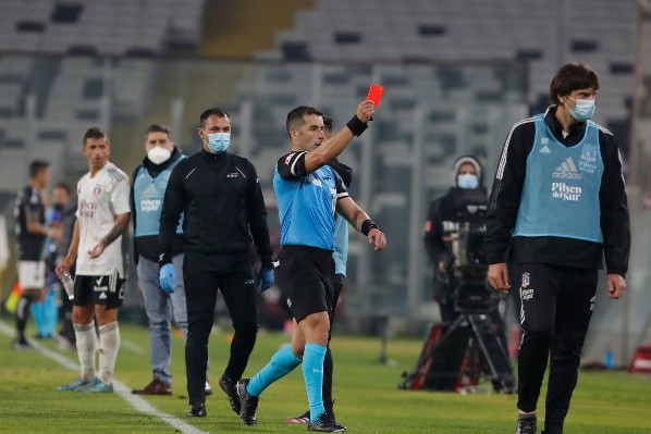 Gustavo Quinteros fue expulsado en el duelo de Colo Colo y Palestino.
