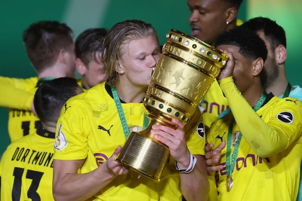 Haaland por fin festeja un título con el Borussia Dortmund.