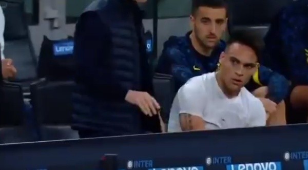 Lautaro en el banco de suplentes muy molesto luego de ser reemplazado. Foto: Captura de TV.