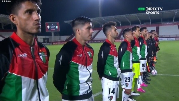 Palestino salió al terreno de juego con la simbólica chaqueta. (Foto: Captura Directv Sports)