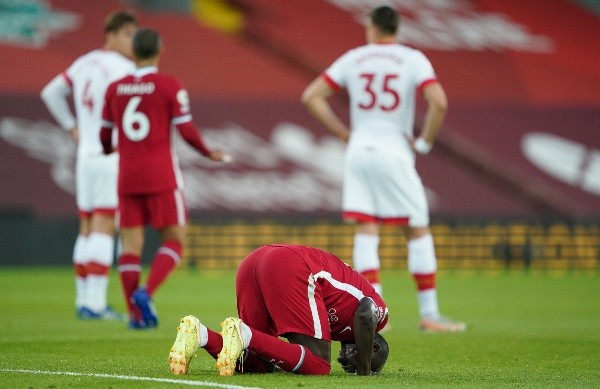 Sadio Mané se lamenta por la mala temporada que ha tenido en el Liverpool. Foto: Getty.