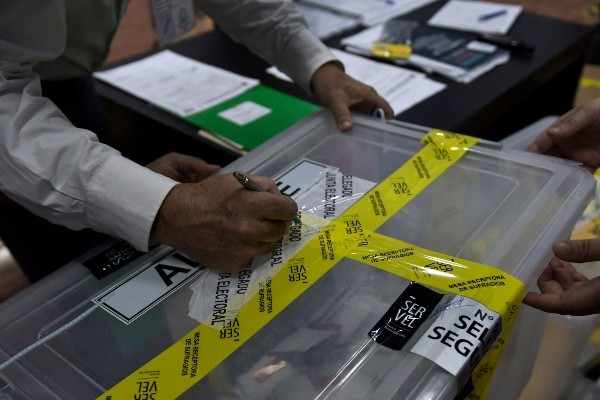 La ranura para ingresar los votos debe quedar sellada. (Foto: Agencia UNO)