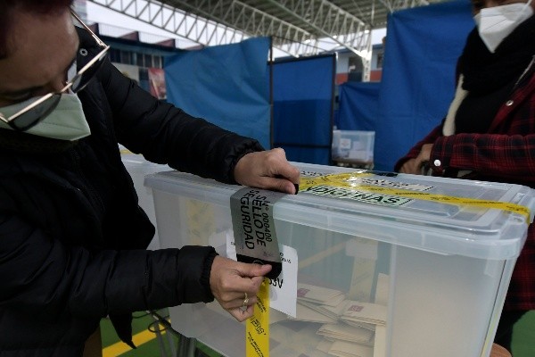 Así es el sellado de las urnas. (Foto: Agencia UNO)