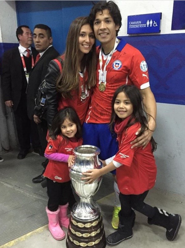 La familia ha sido fundamental en la carrera de Matías Fernández. La Copa América la celebró junto a su esposa Alejandra y sus hijas Anto y Aylén. Años después nacería su hijo Ángel. Foto: Instagram.