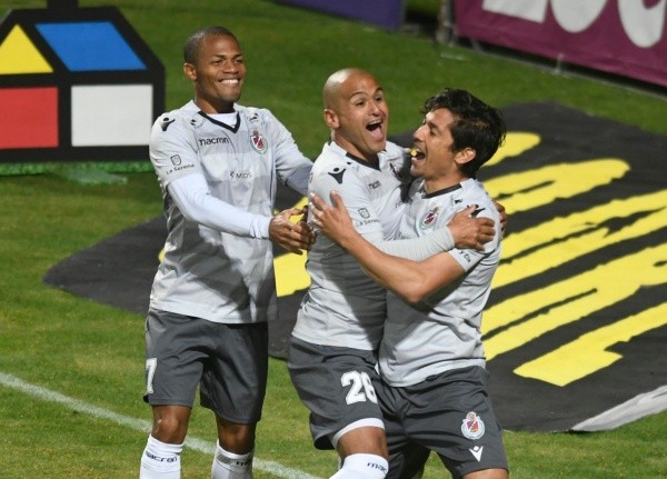 Este año Matías continuó su carrera en La Serena, donde se reencontró con un viejo amigo como Humberto Suazo. Hace poco volvió a convertir un gol en el fútbol chileno tras casi 15 años. Foto: Agencia Uno.