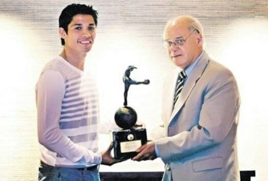 Su gran campaña en Colo Colo 2006 lo llevó a ganar el premio al Mejor de América, que entrega el diario uruguayo El País. Un premio que sólo han ganado tres chilenos: Elías Figueroa, Marcelo Salas y el Mati. Foto: Archivo