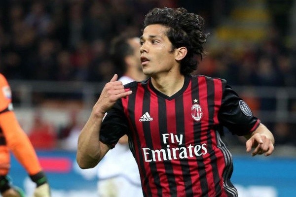 Fernández dio el gran salto en su carrera al arribar al AC Milan. Solamente estuvo un año, en uno de los equipos más importantes del mundo y donde se dio el lujo de anotar un golazo. Además, ganó la Supercopa de Italia. Foto: Archivo