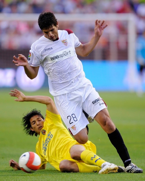 La adaptación al fútbol español fue compleja para Fernández, que en Villarreal no logró deslumbrar como en Colo Colo de la mano de Manuel Pellegrini. Anotó 7 goles en los tres años que estuvo. Foto: Getty.