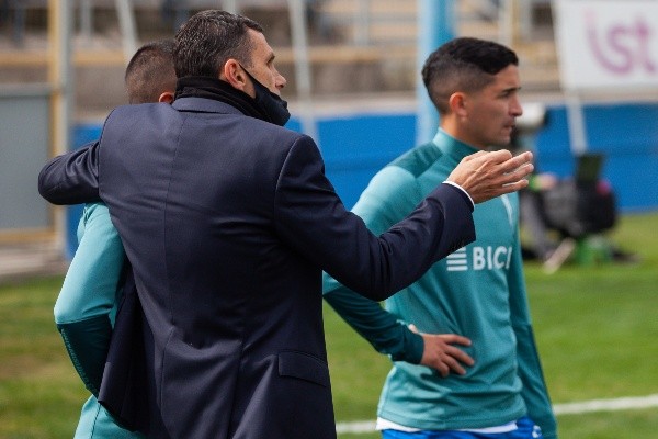 Poyet ya planifica con sus jugadores lo que será la visita a Nacional en Uruguay este martes. Foto: Agencia Uno.