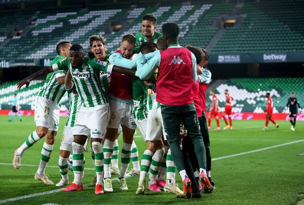 Betis festejó el triunfo obtenido ante Huesca que lo deja cerca de la Europa League. Foto: Getty.