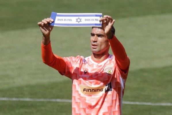 Escalante celebró levantando y besando la bandera de Israel. Foto:Agenciawww.lattu.cl