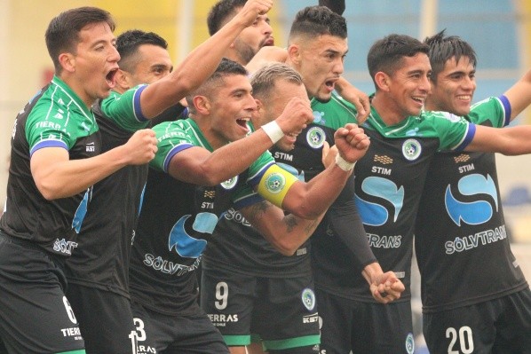 Deportes Puerto Montt gana y es líder de la Primera B, esperando el partido de Coquimbo Unido. Foto: DPM.