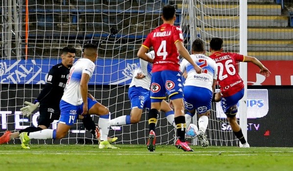 De los últimos cuatro partidos que han disputado entre sí, Unión Española se ha quedado con dos triunfos; los otros dos fueron empates. Foto: Agencia UNO.