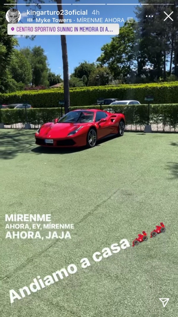 Vidal muestra su Ferrari en el lugar donde entrena el Inter y con la canción &quot;Mírenme ahora&quot;.