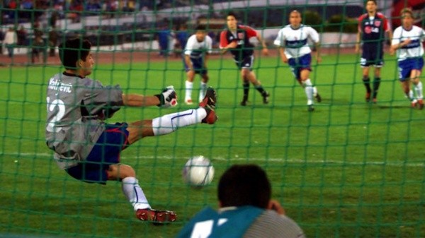 El Huaso Álvarez le tapó el penal a la U el 2002 y quedó en la historia de los cruzados. Foto: Archivo.