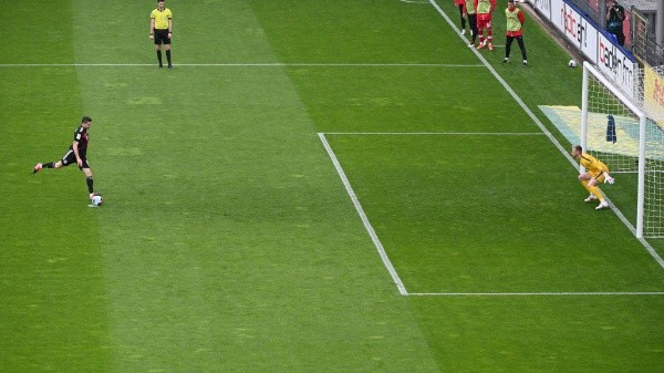 Robert Lewandowski llegó a su tanto número 40 en una temporada de Bundesliga, igualando la marca de Gerd Müller. (Foto: Getty)