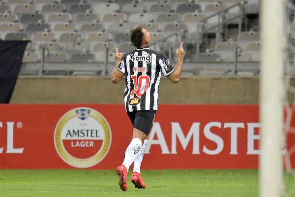 Eduardo Vargas con la 10 que utilizó alguna vez Ronaldinho (Getty Images)