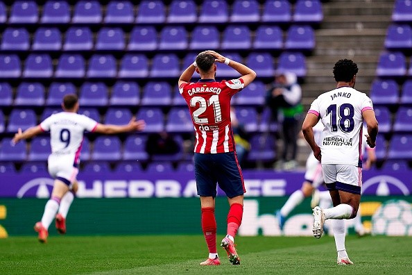 Por ahora Atlético Madrid es campeón, pero sufre ante un posible despertar de Real Madrid. (Foto: Getty Images)