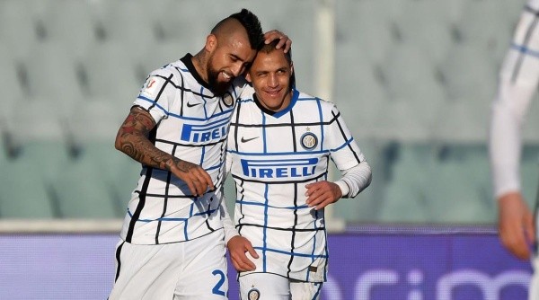ARTEMIO FRANCHI STADIUM, FLORENCE, ITALY - 2021/01/13: Arturo Vidal of FC Internazionale celebrates with Alexis Sanchez after scoring the goal of 0-1 during the Italy Cup round of 16 football match between ACF Fiorentina and FC Internazionale. FC Internazionale won 2-1 over ACF Fiorentina after extra time. (Photo by Andrea Staccioli/LightRocket via Getty Images)