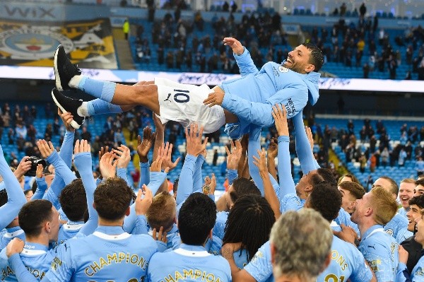 Los compañeros despiden al Kun Agüero (Getty Images)