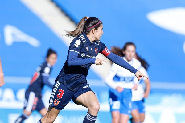 Carla Guerrero marcó un golazo de distancia y al ángulo en el clásico universitario. (Fotos: Javiera Mera/Prensa U. de Chile)