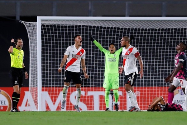 De manera insólita, Independiente Santa Fe cayó contra un River Plate que tenía solo once jugadores, dos de ellos debutantes, y a Enzo Pérez al arco para despedirse de la Copa Libertadores. (Foto: Getty)
