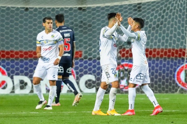 Everton derrotó por 0-1 a Universidad de Chile con un jugador menos.