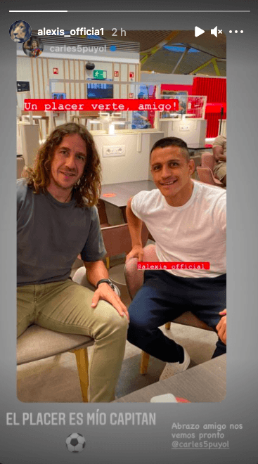 Alexis Sánchez compartió por redes sociales su reencuentro con Puyol en Barcelona. (FOTO: @alexis_officia1)