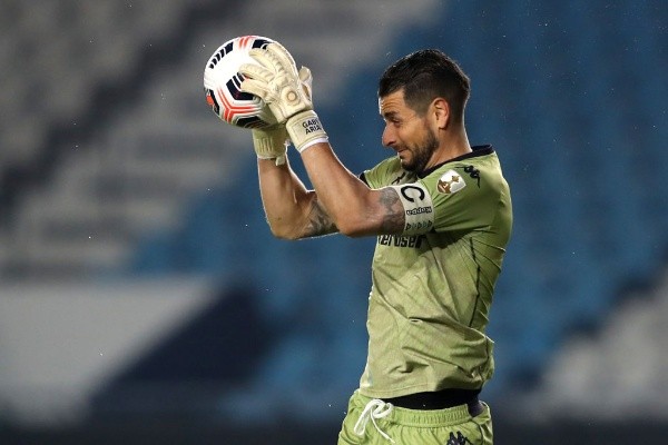 Gabriel Arias ataja un penal en Copa Libertadores antes de integrarse a la selección chilena. (Foto: Getty Images)