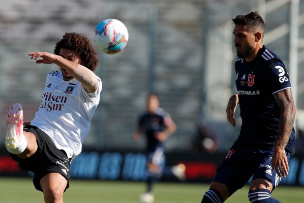 Maxi Falcón se ha convertido en uno de los jugadores más queridos por la parcialidad de Colo Colo (Agencia Uno)