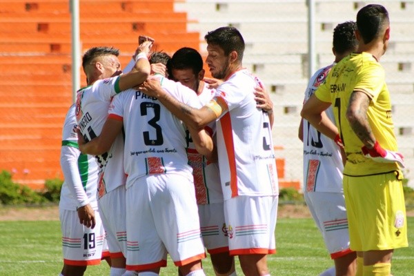 Con dos triunfos y un empate en las tres últimas fechas, Cobresal llega prendido a este duelo con los Cruzados. (Foto: Agencia Uno)