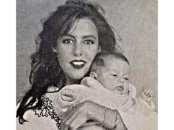 Luis Miguel, la serie: Michelle Salas en brazos de su madre Stephanie Salas.