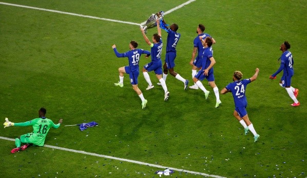 Chelsea festeja con su gente el título obtenido en Portugal, que le dio al club casi 100 millones de dólares en total en premio. Foto: Getty.