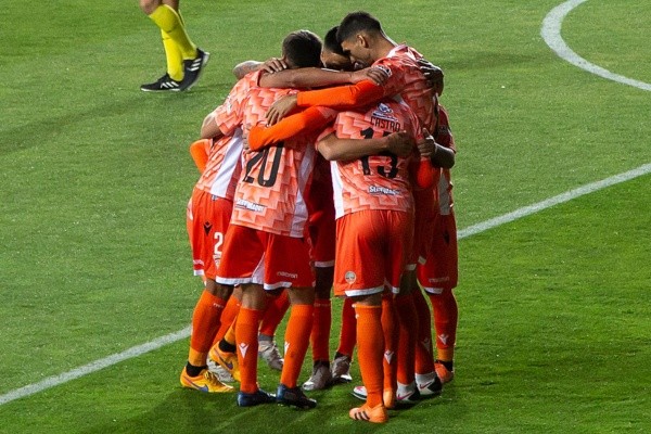 Cobreloa lo pasa mal por los casos de coronavirus en su plantel. Foto: Agencia Uno.