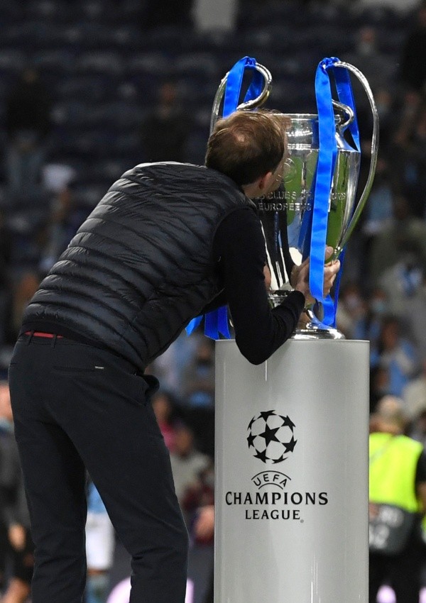 Tuchel besa la Champions que consiguió con el Chelsea. Foto: Getty.