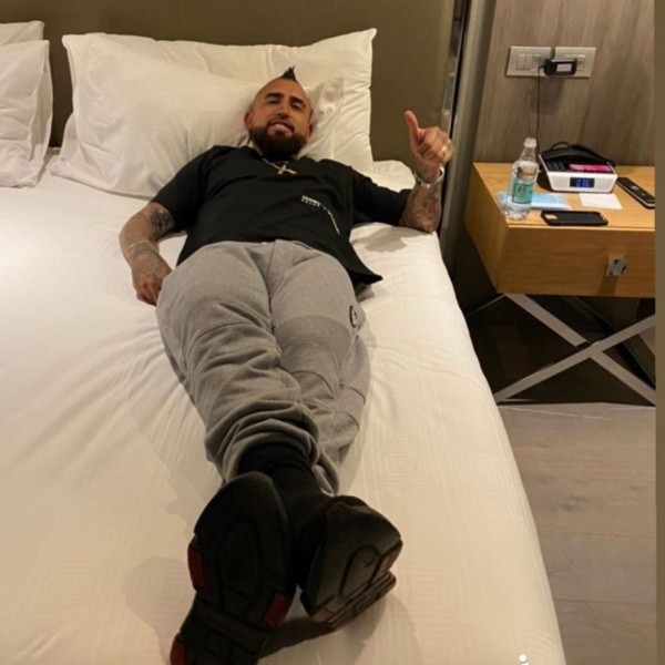 Arturo Vidal en la pieza de su hotel en Santiago.