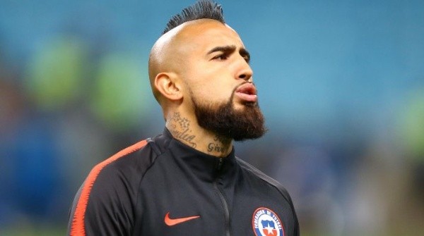 Vidal recibió un fuerte respaldo del jugador de la UC, Edson Puch.