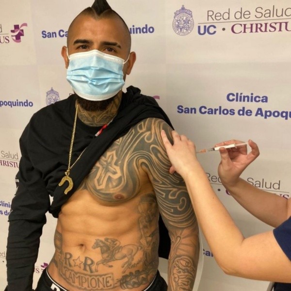 Arturo Vidal vacunándose en Chile, el pasado viernes. La foto la compartió en su propio Instagram.