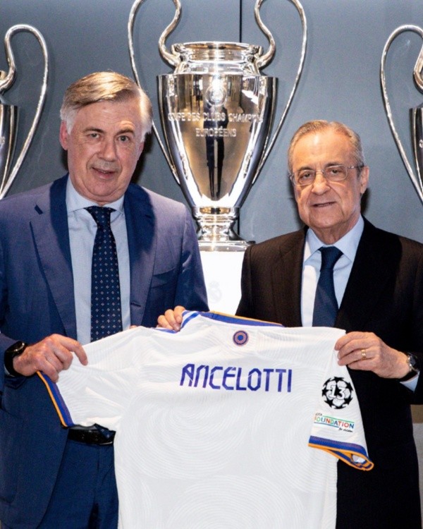Carlo Ancelotti posó con la nueva camiseta del Real Madrid (Real Madrid)