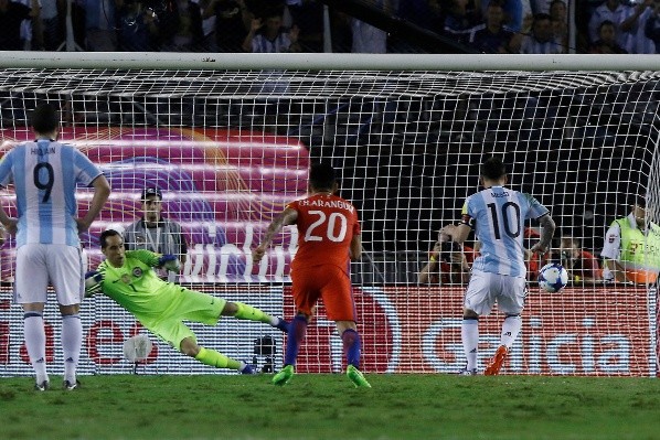 Messi le marcó de penal a Bravo en las últimas eliminatorias, en el triunfo 1-0 de Argentina sobre Chile. Foto: Agencia Uno.