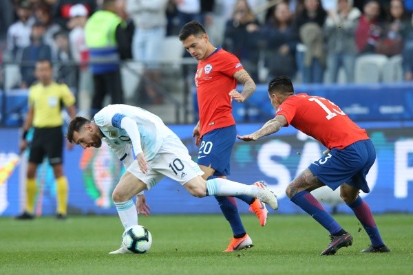 Lionel Messi choca nuevamente ante Chile. Foto: Getty Images