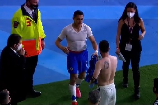 Messi y Sánchez se despidieron con un cariñoso abrazo tras el empate de Chile ante Argentina por las Eliminatorias.