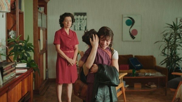 Rosario Zamora como Francisca Llona (de rojo), la madre de la escritora, en la serie    Isabel.