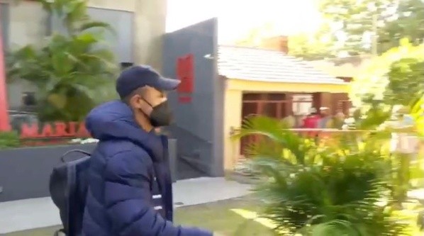 Alexis va derechito a regalarle su pantalón de buzo a un niño argentino (Espn)