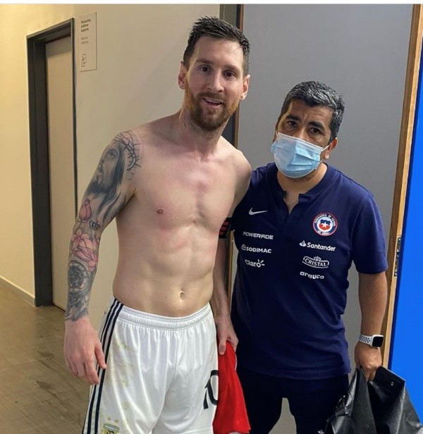 Wilson Velásquez junto a Lio Messi en los camarines del Madre de Ciudades. Foto: Instagram.