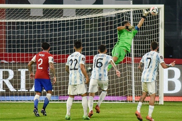 Bravo y su brillante tapada contra Argentina en el empate de la Roja.