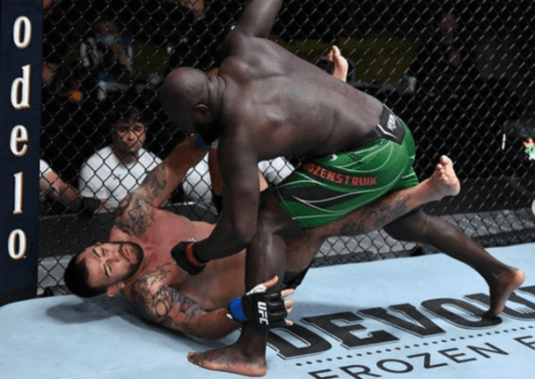 Jairzinho liquidando a su rival en la estelar del UFC Vegas 28. Foto: UFC