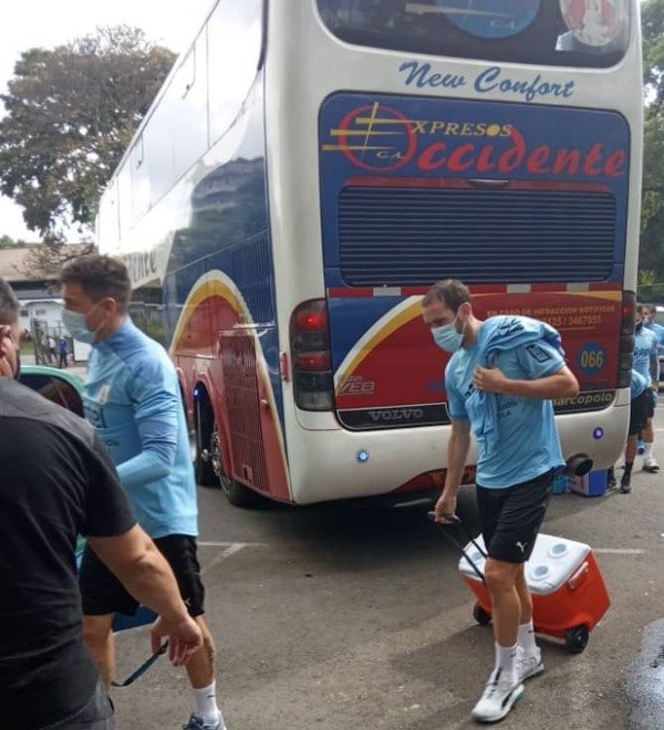 El defensor ayudó a descargar el bus previo al entrenamiento de Uruguay. (FOTO: Ilich Suárez)