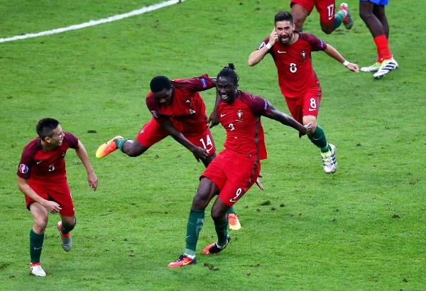 Eder y sus compañeros celebran el gol que le dio el título a Portugal el 2016. Foto: Getty.